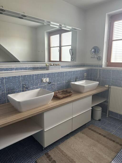 Freundliche Wohnung Naehe Weinstrasse Fuer 5 Personen Wagna Luaran gambar